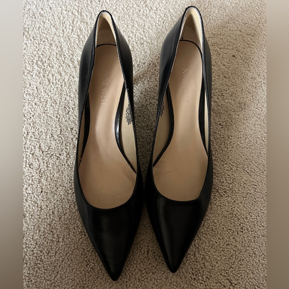 Nine West black point toe pump. 2 3/4 heel. Size 10. Andrianar